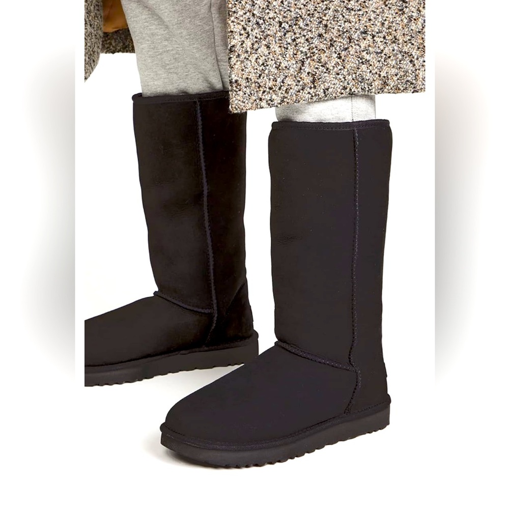 UGG classic tall boots in Black 
women US sz8